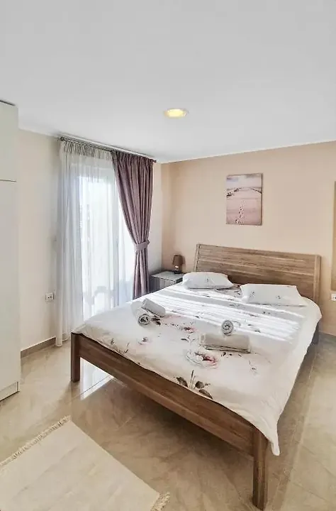 Διπλό κρεβάτι δίπλα στο παράθυρο