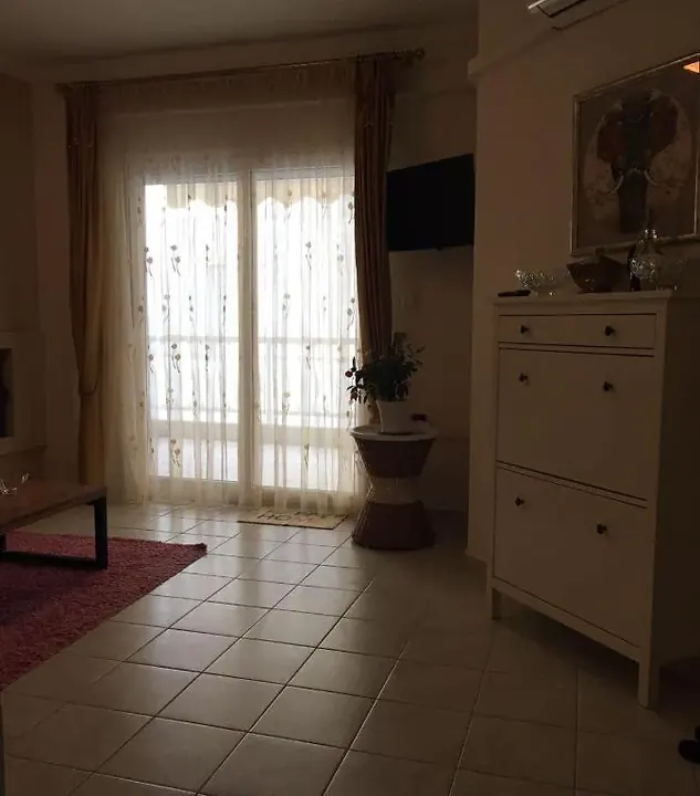 Είσοδος προς το μπαλκόνι